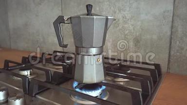 煤气炉上的间歇式咖啡